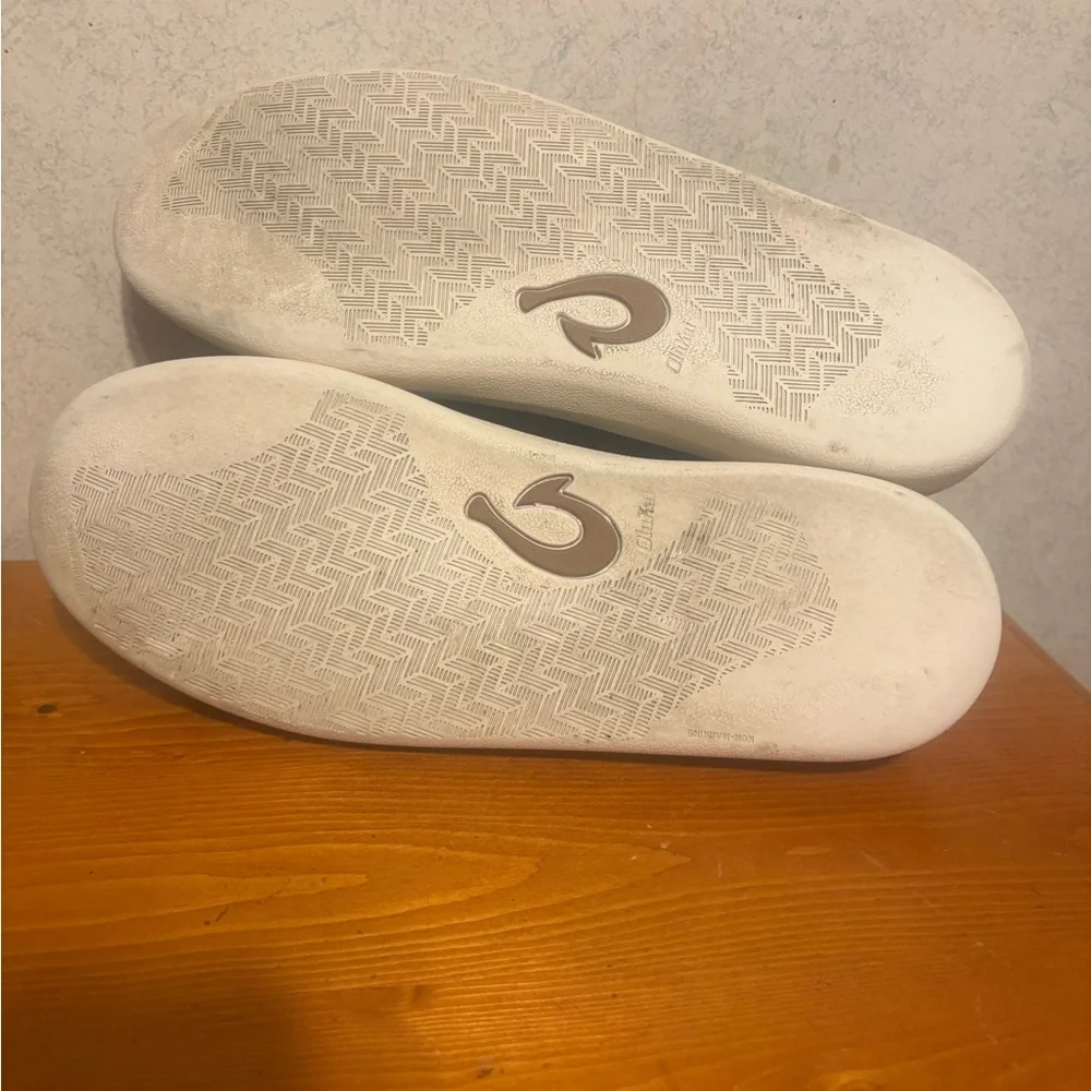 OluKai Puliki Men's Low-Top Sneakers in Navy and White Size 9